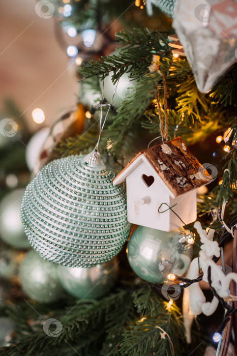 Скачать Серебряный шар на рождественской елке 4472. фотосток Ozero