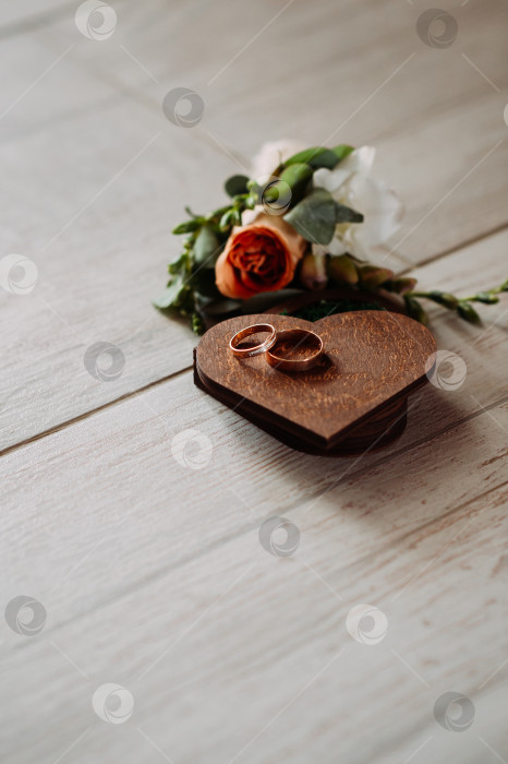 Скачать Натюрморт с изображением розы, выставленный в маленькой деревянной шкатулке 5367. фотосток Ozero