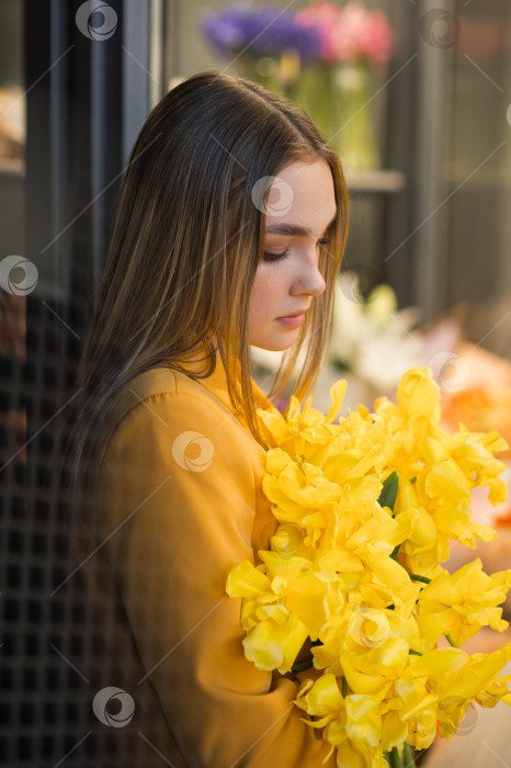 Скачать Женщина с букетом цветов в руках 4642. фотосток Ozero