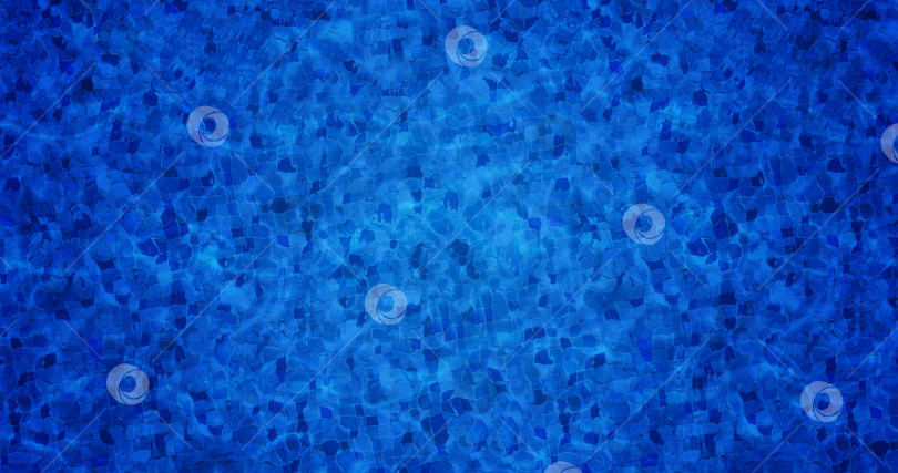 Скачать синий фон. абстрактная текстура воды в бассейне, прозрачная голубая вода в бассейне с мозаичным полом. шаблон для плаката. фотосток Ozero
