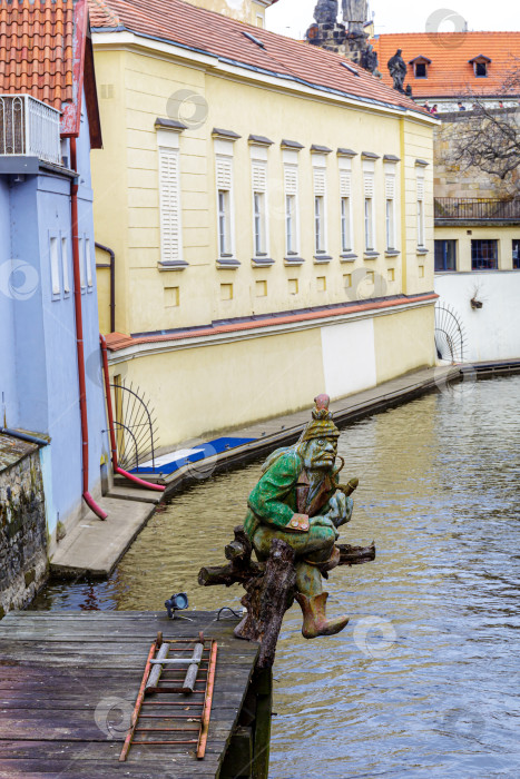 Скачать Статуя тролля с трубкой в канале у реки Влтавы в Праге фотосток Ozero