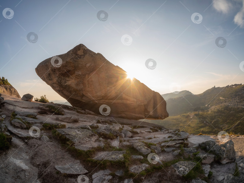 Скачать Гигантская балансирующая скала над обрывом. фотосток Ozero