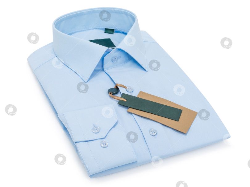 Скачать Классическая светло-голубая рубашка на пуговицах с длинным рукавом, выделяющаяся на белом фоне фотосток Ozero
