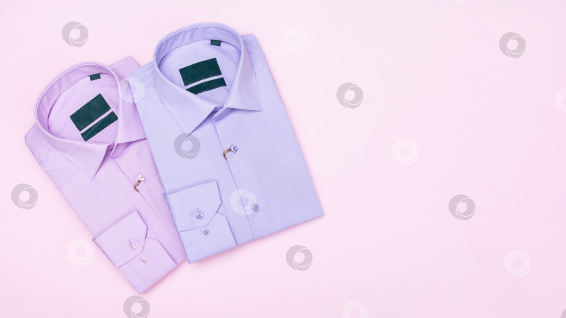 Скачать Две разноцветные мужские рубашки с длинными рукавами в сложенном виде на розовом фоне с местом для копирования, вид сверху, шаблон для дизайнера фотосток Ozero