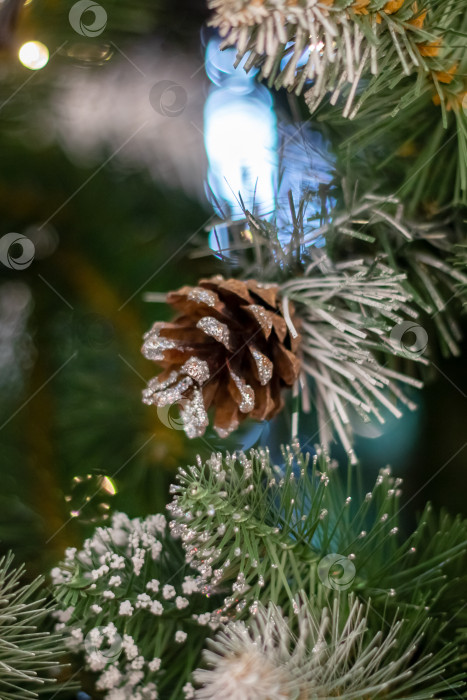 Скачать Крупный план Рождественской елки с украшениями фотосток Ozero