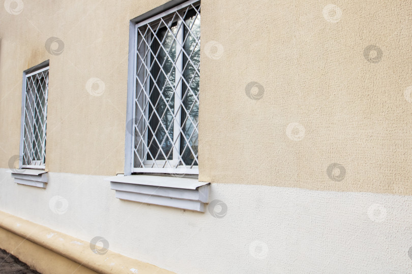 Скачать Решетка на окне стонущего дома фотосток Ozero
