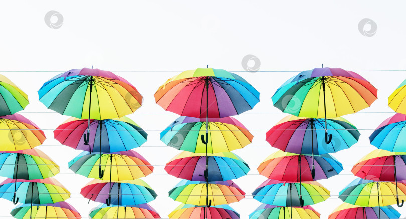 Скачать Разноцветные зонтики весят в несколько рядов фотосток Ozero