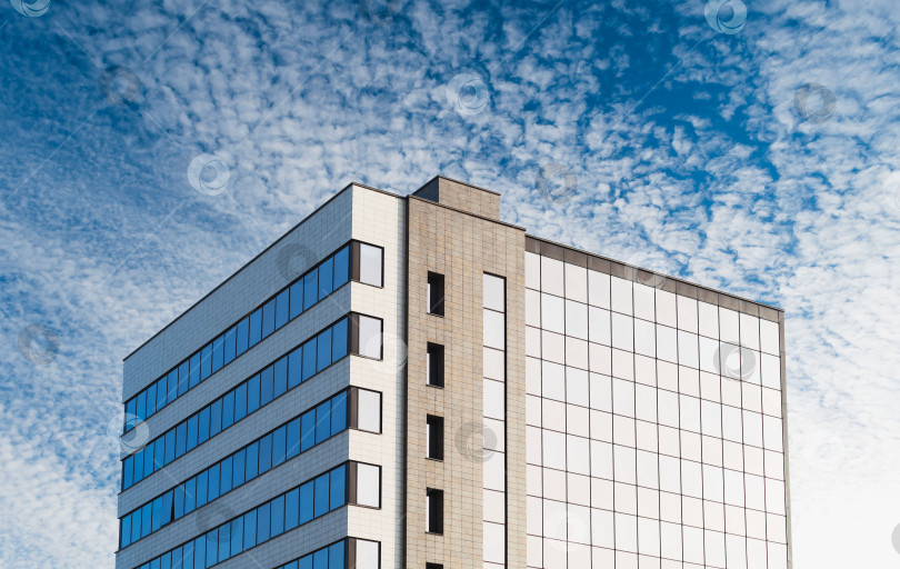 Скачать Фрагмент современного офисного здания со стеклянными фасадами фотосток Ozero
