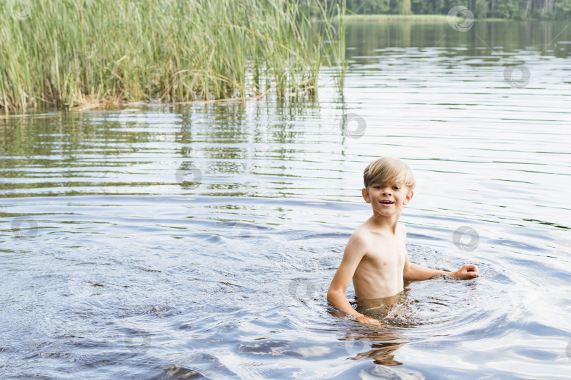 Скачать Маленький мальчик купается в озере фотосток Ozero