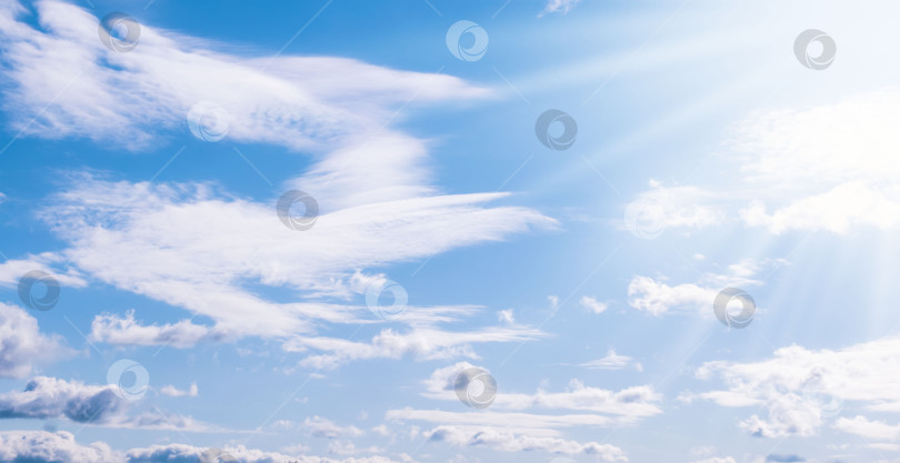 Скачать Облачное небо в солнечный день фотосток Ozero