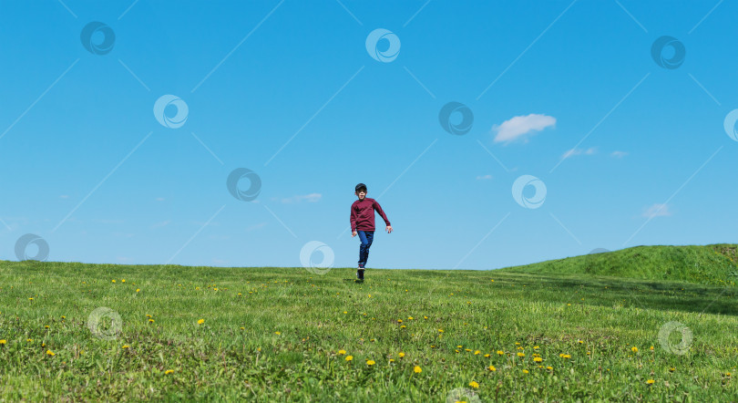 Скачать Маленький мальчик гуляет в городском парке фотосток Ozero