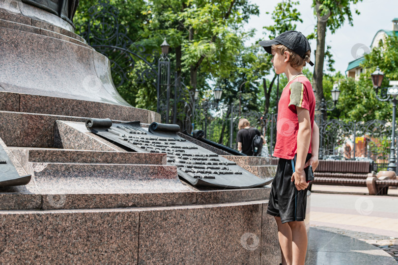 Скачать Маленький мальчик играет возле памятника фотосток Ozero