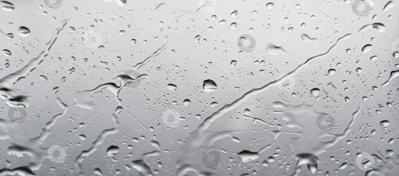 Скачать Капли воды на лобовом стекле во время дождя фотосток Ozero