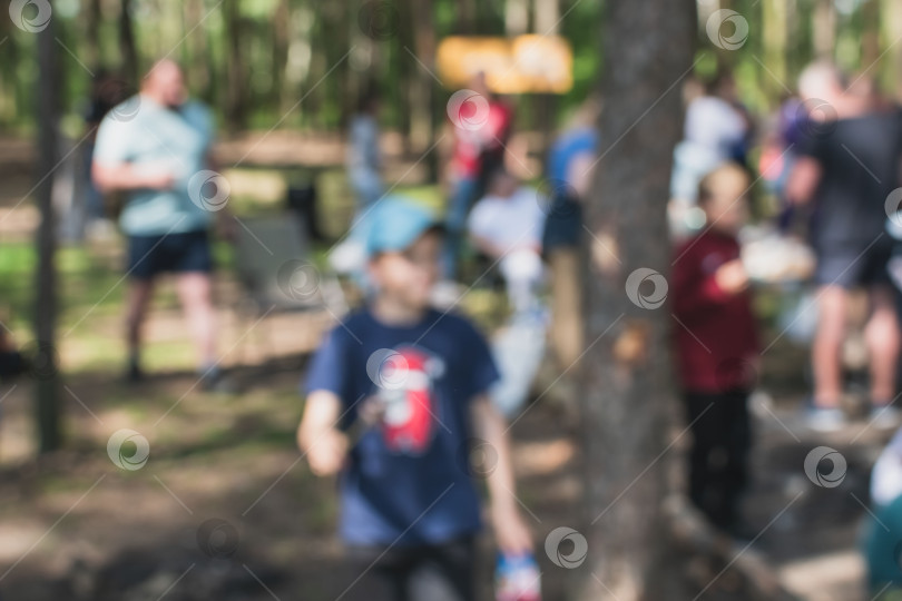 Скачать Размытое изображение людей, отдыхающих в лесу фотосток Ozero