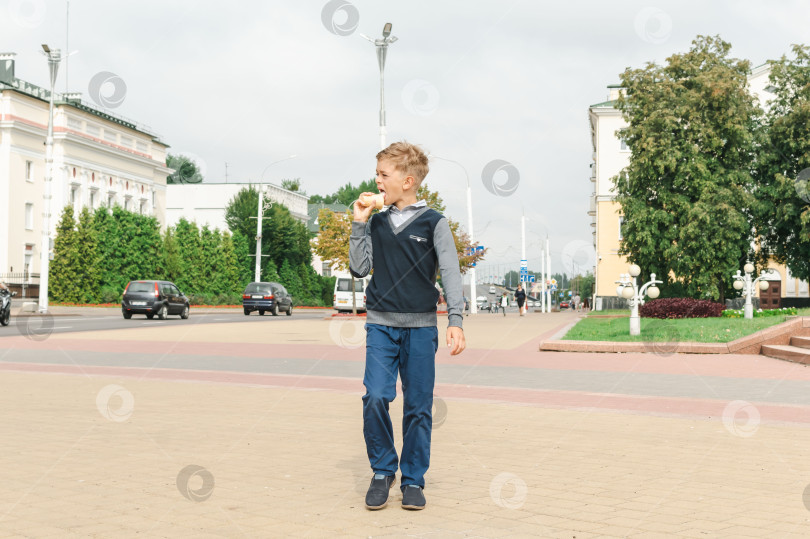 Скачать Дети гуляют по городу фотосток Ozero