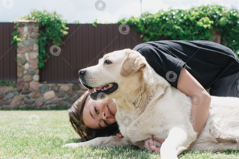 Скачать Молодая девушка гуляет с собакой фотосток Ozero