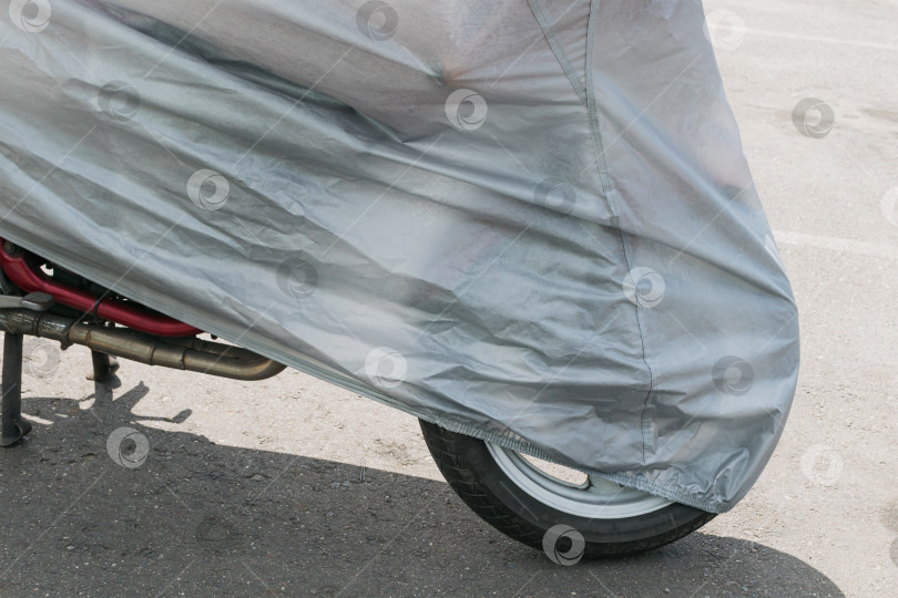 Скачать Фрагмент мотоцикла, покрытый защитной пленкой фотосток Ozero