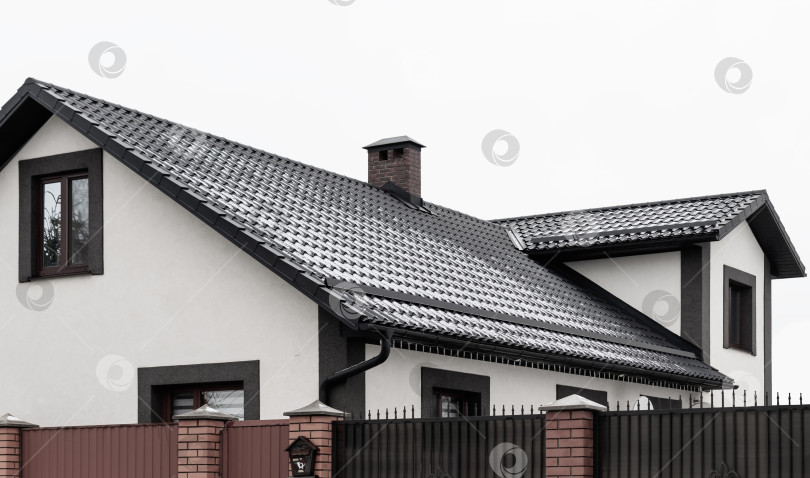 Скачать Фрагмент частного нового дома с забором и крышей фотосток Ozero