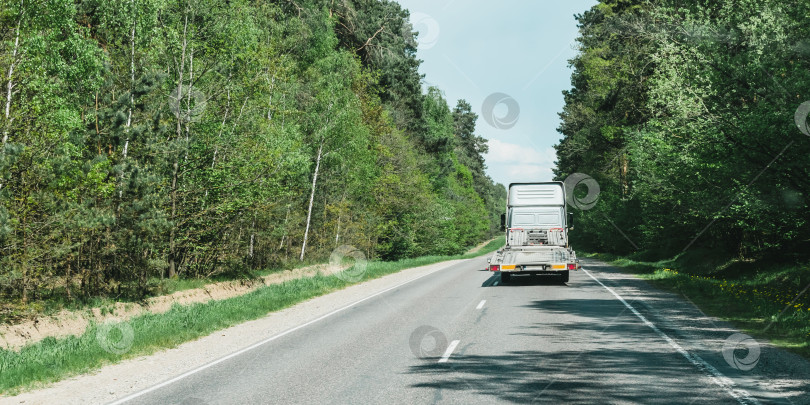 Скачать Автомобильный перевозчик транспорта едет по дороге фотосток Ozero