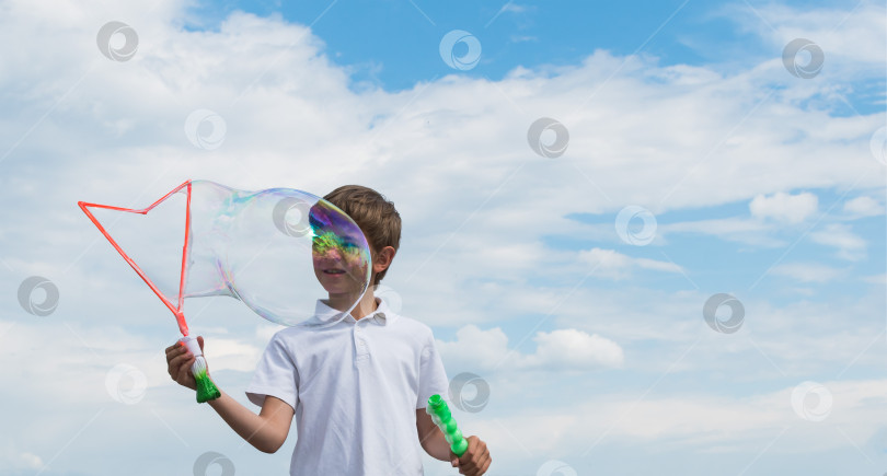 Скачать Маленький мальчик в белой футболке играет в парке фотосток Ozero