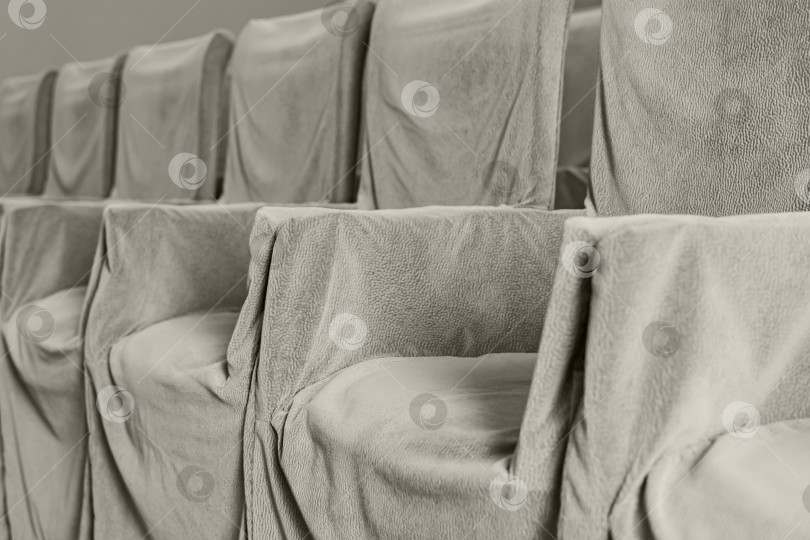 Скачать Старые стулья, обтянутые тканью фотосток Ozero