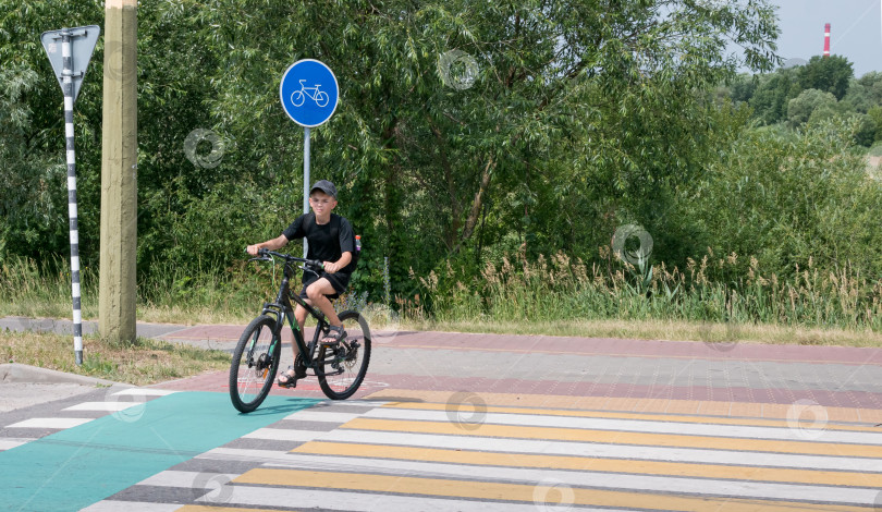 Скачать Маленький мальчик катается по городу на велосипеде фотосток Ozero