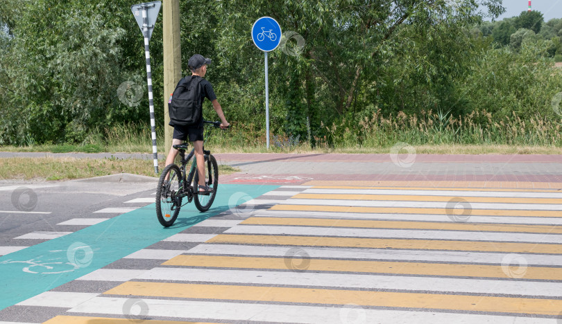 Скачать Маленький мальчик катается по городу на велосипеде фотосток Ozero