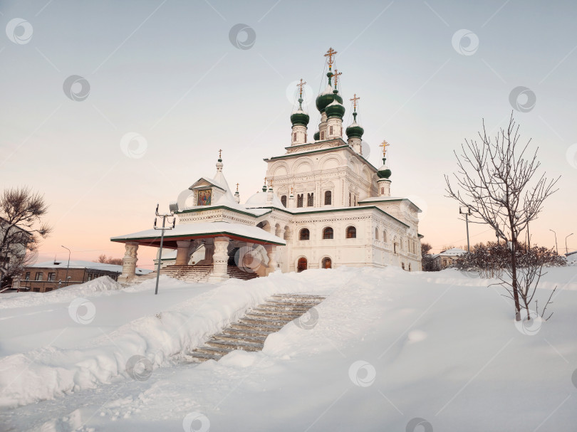 Скачать снег вокруг Свято-Троицкого собора Соликамска (Россия) фотосток Ozero