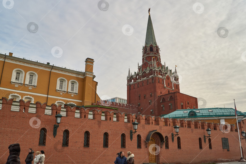 Скачать Москва, Россия - 25 октября 2014 года: Прогулка у стен Московского Кремля. фотосток Ozero