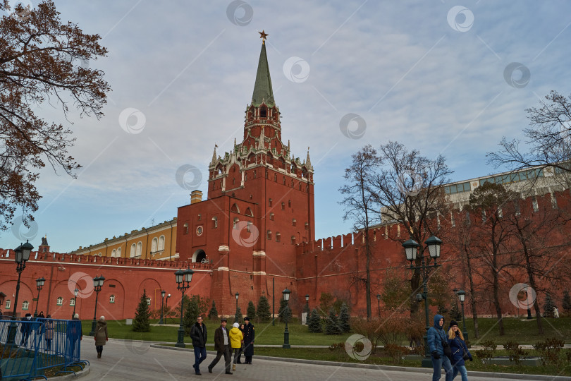 Скачать Москва, Россия - 25 октября 2014 года: Прогулка у стен Московского Кремля. фотосток Ozero