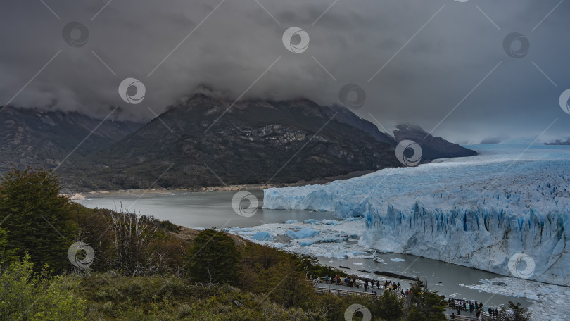 Скачать Люди любуются ледником Перито-Морено со смотровой площадки. фотосток Ozero