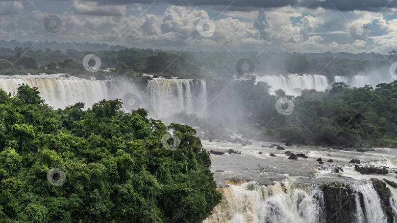 Скачать Красивый пейзаж с водопадом. фотосток Ozero