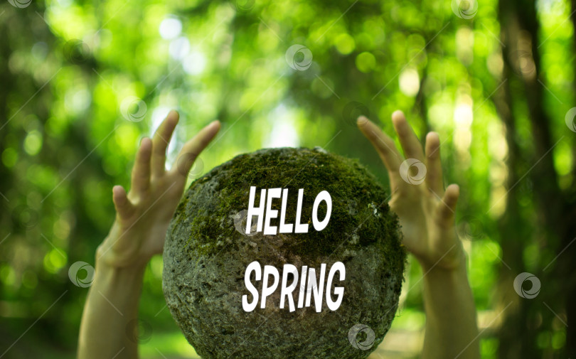Скачать Зеленый фон с белым текстом "Здравствуй, весна". Выборочный фокус фотосток Ozero