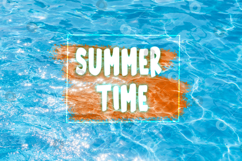 Скачать Летнее время ярко выделено на мерцающей голубой поверхности плавательного бассейна, излучая радостную сущность лета. фотосток Ozero