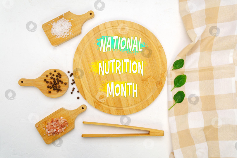 Скачать Креативно оформленная витрина с текстом, объявляющим о Национальном месяце питания от natural food elements. фотосток Ozero