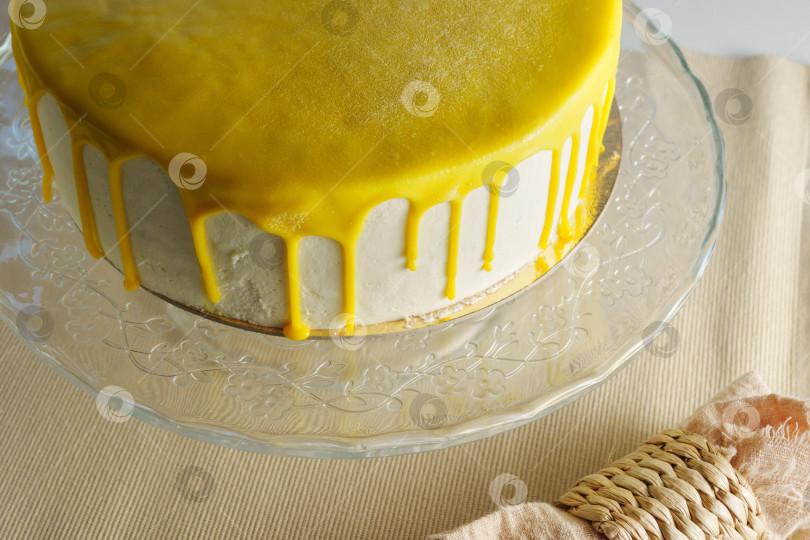 Скачать Золотисто-лимонная глазурь капает на сочный пирог фотосток Ozero