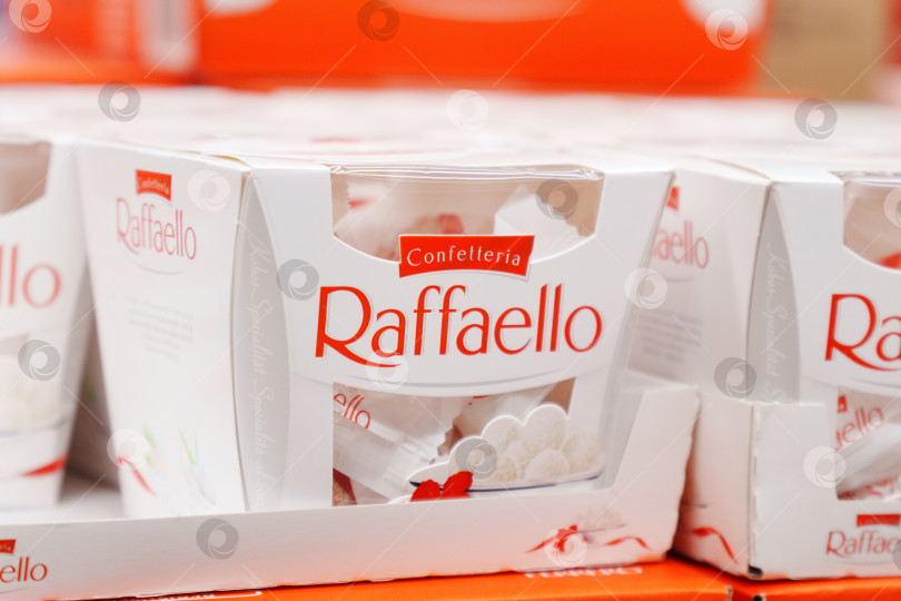 Скачать Тюмень, Россия- 11 декабря 2023 года: Raffaello - это сферические кокосово-миндальные конфеты от Ferrero SpA фотосток Ozero