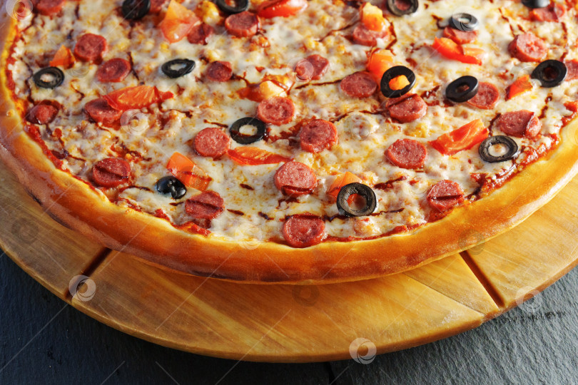 Скачать Идеальная пицца с пепперони на деревянном блюде крупным планом фотосток Ozero
