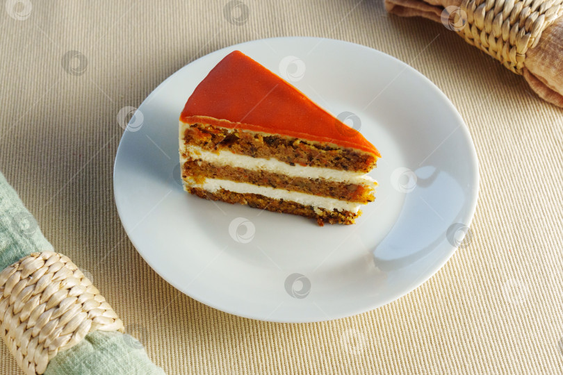 Скачать С кусочком сочного и ароматного морковного пирога, красиво поданного на белоснежной тарелке. фотосток Ozero