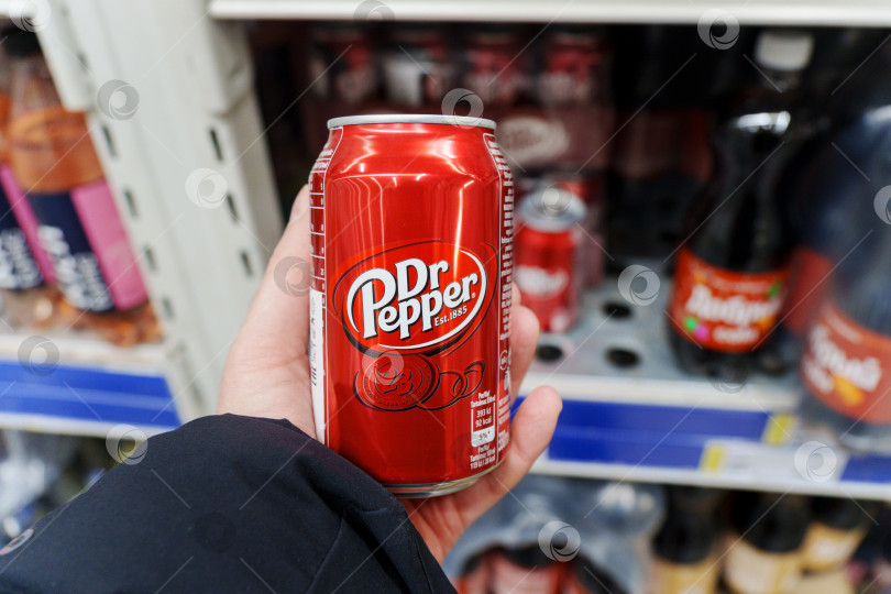 Скачать Тюмень, Россия - 11 декабря 2023 года: Dr Pepper - это безалкогольный напиток, который продается как обладающий уникальным вкусом. фотосток Ozero
