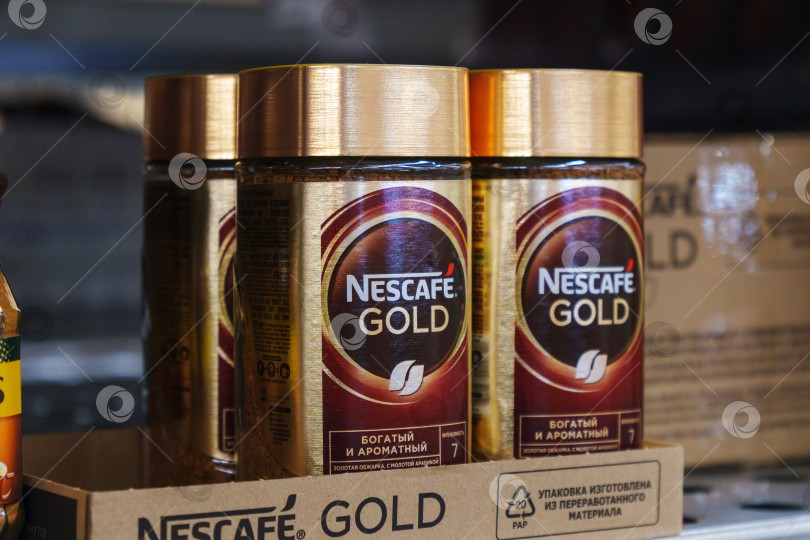 Скачать Тюмень, Россия - 25 ноября 2023 года: Кофе Nescafe Gold в стеклянной банке. Nescafe - это марка растворимого порошкового кофе, производимого компанией Nestle. фотосток Ozero