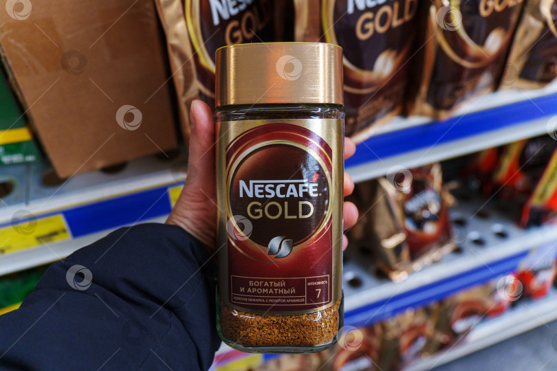 Скачать Тюмень, Россия - 25 ноября 2023 года: Кофе Nescafe Gold в стеклянной банке. Nescafe - это марка растворимого порошкового кофе, производимого компанией Nestle. фотосток Ozero