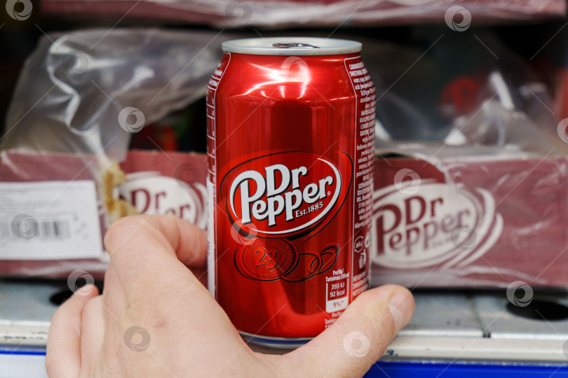 Скачать Тюмень, Россия - 11 декабря 2023 года: Dr. Pepper - это безалкогольный напиток, который продается как обладающий уникальным вкусом. Напиток был создан в 1880-х годах. фотосток Ozero