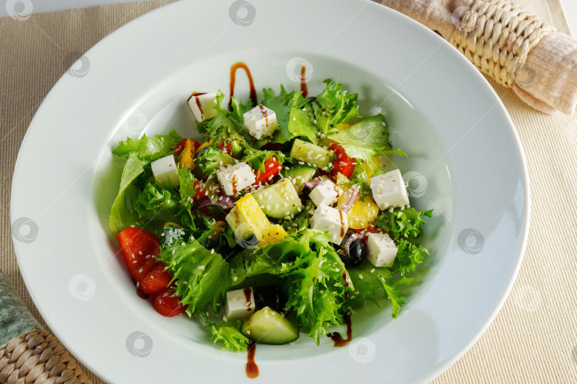 Скачать Свежее угощение: Пикантный салат с пикантной заправкой на сверкающей Белой тарелке фотосток Ozero