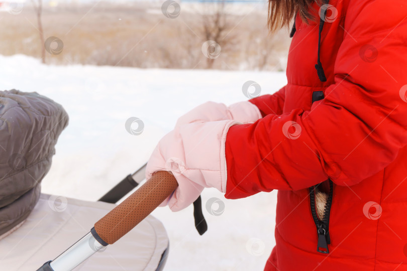 Скачать Зимняя нежная забота: Мать гуляет со Своим Ребенком по Снегу фотосток Ozero