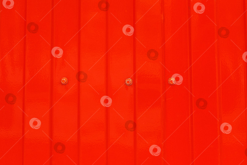 Скачать Красная металлическая поверхность с пятнами, создающими текстурированный фон стены фотосток Ozero