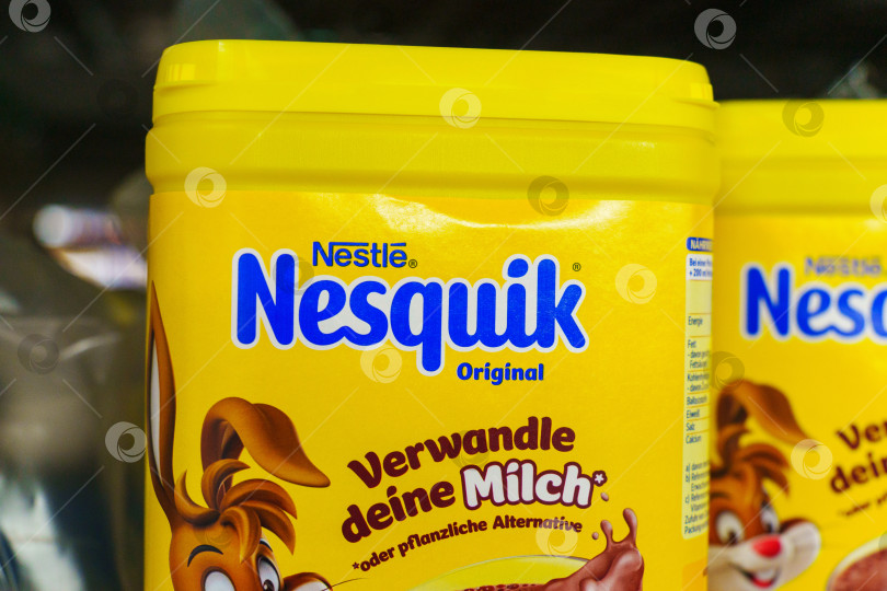 Скачать Тюмень, Россия - 25 ноября 2023 года: Шоколад Nesquik. Nequik принадлежит швейцарской компании Nestle. фотосток Ozero