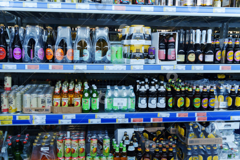 Скачать Тюмень, Россия - 11 декабря 2023 года: Витрины магазинов с алкоголем, пивом. Пиво в бутылках и жестяных банках. фотосток Ozero