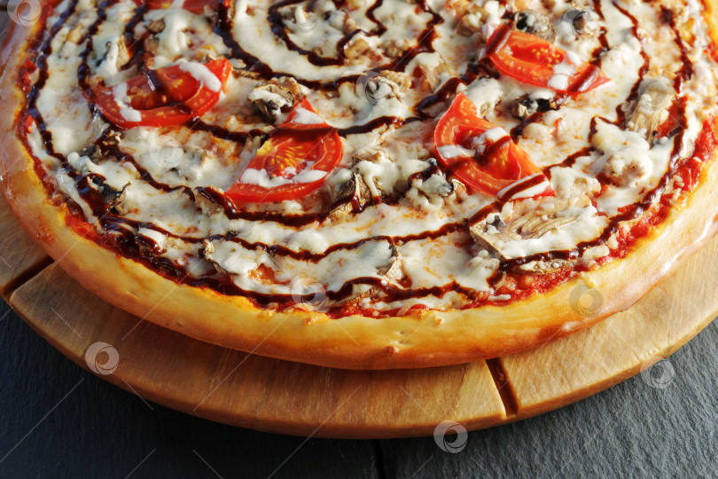 Скачать Изысканная пицца с помидорами и грибами на деревянной доске фотосток Ozero