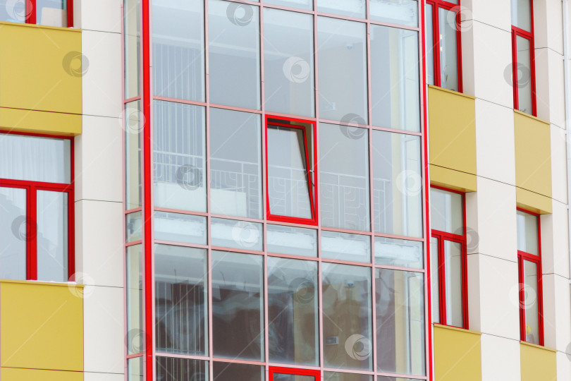 Скачать Блеск современной архитектуры: Светоотражающие окна в городском здании фотосток Ozero